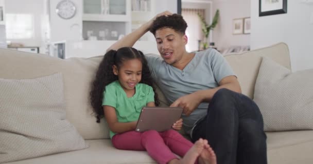Szczęśliwy Dwurasowy Ojciec Córka Siedzą Kanapie Używając Tabletu Styl Życia — Wideo stockowe