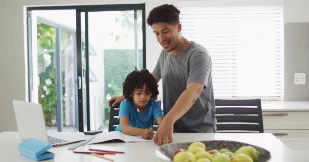 Szczęśliwy Dwurasowy Człowiek Jego Syn Odrabiają Razem Lekcje Życie Domowe — Wideo stockowe