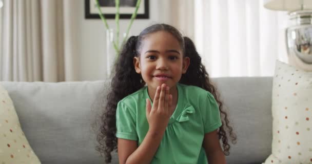 Menina Biracial Feliz Sentado Sofá Usando Linguagem Gestual Estilo Vida — Vídeo de Stock
