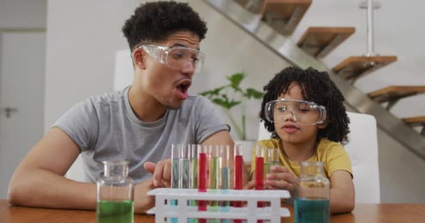 Homem Biracial Feliz Seu Filho Fazendo Experimentos Química Vida Doméstica — Vídeo de Stock