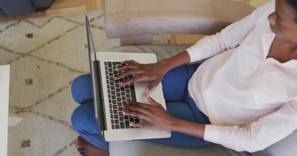 Szczęśliwa Afroamerykanka Siedząca Fotelu Salonie Używająca Laptopa Życie Domowe Spędzanie — Wideo stockowe