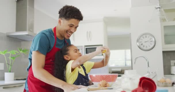 Feliz Padre Birracial Hija Horneando Juntos Cocina Estilo Vida Doméstico — Vídeo de stock