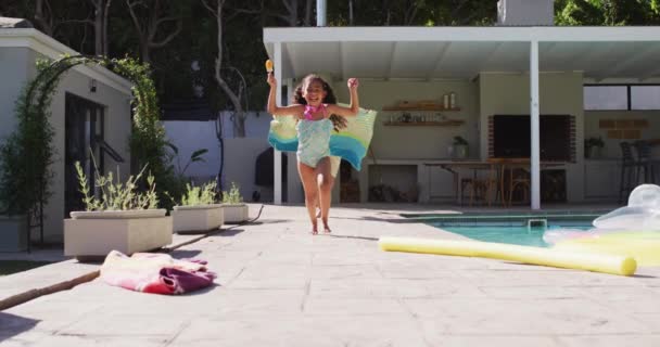 Glücklicher Vater Und Tochter Verbringen Gemeinsam Zeit Pool Häuslicher Lebensstil — Stockvideo