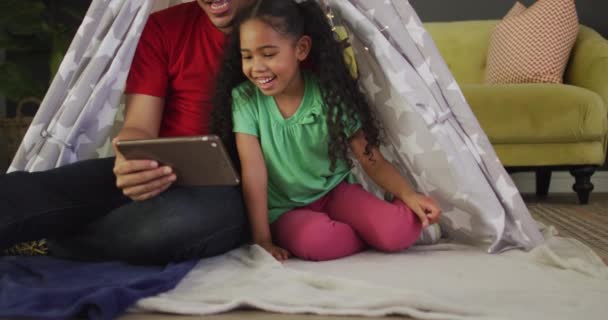 태블릿을 사용하는 아버지와 에서의 집에서의 — 비디오