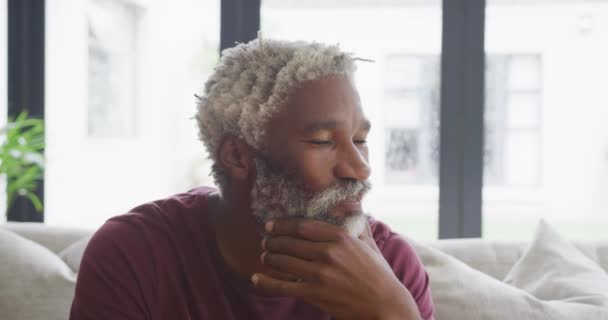 Vídeo Velho Afro Americano Feliz Passar Algum Tempo Sozinho Estilo — Vídeo de Stock