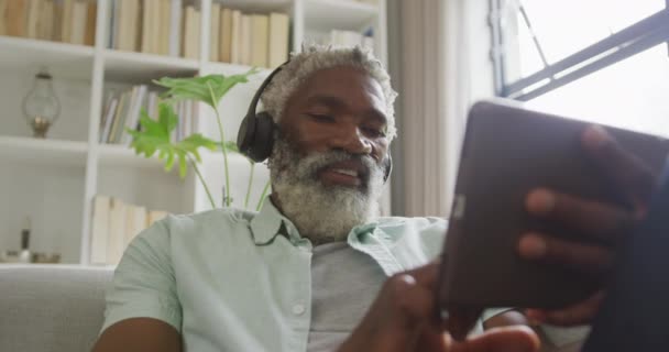 Βίντεο Του Αφροαμερικανού Πρεσβύτερου Tablet Και Ακουστικά Συνταξιοδότηση Τρόπο Ζωής — Αρχείο Βίντεο