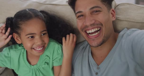 Feliz Padre Birracial Hija Sentados Sofá Tomando Selfies Estilo Vida — Vídeo de stock