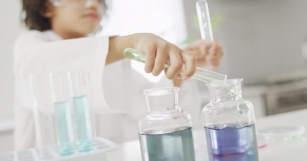 Szczęśliwy Dwurasowy Chłopiec Robiący Eksperymenty Chemiczne Trzymający Probówkę Życie Domowe — Wideo stockowe