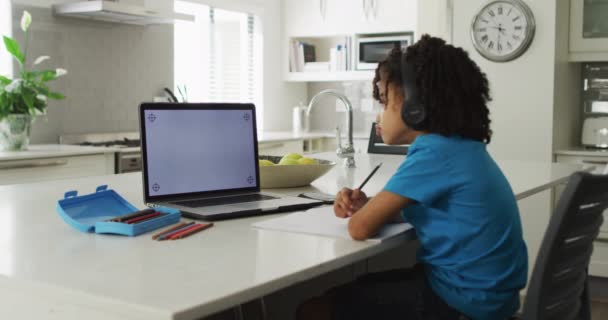 Feliz Niño Biracial Sentado Mesa Usando Ordenador Portátil Con Espacio — Vídeos de Stock