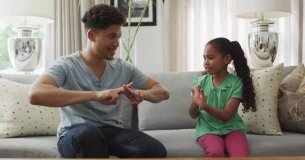 Szczęśliwy Dwurasowy Ojciec Córka Siedzą Kanapie Używając Języka Migowego Styl — Wideo stockowe