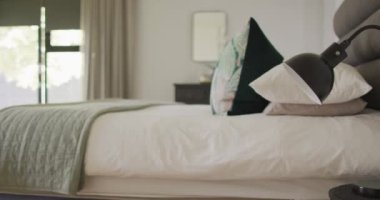 Lüks yatak odasındaki yatak ve lambayı kapat. iç tasarım ve ev dekorasyonu kavramı.