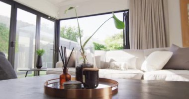 Kanepesi ve masası olan lüks oturma odası manzarası. iç tasarım ve ev dekorasyonu kavramı.