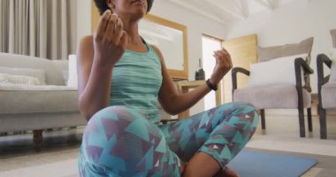 Mutlu Afrikalı Amerikalılar spor giyer, yoga yapar, arabuluculuk yapar. ev hayatı, evde boş zaman geçirmek..
