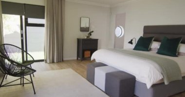 Büyük yataklı ve komodinli lüks yatak odası manzarası. iç tasarım ve ev dekorasyonu kavramı.