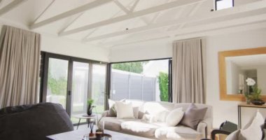 Kanepesi ve masası olan lüks oturma odası manzarası. iç tasarım ve ev dekorasyonu kavramı.