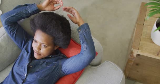 Mujer Afroamericana Feliz Acostada Sofá Con Los Ojos Cerrados Estilo — Vídeos de Stock