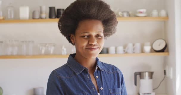 Portrait Femme Afro Américaine Heureuse Regardant Caméra Dans Cuisine Mode — Video