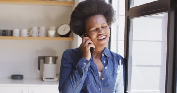 Mujer Afroamericana Feliz Hablando Smartphone Cocina Estilo Vida Doméstico Pasar — Vídeos de Stock