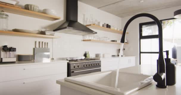Vista Geral Cozinha Luxo Com Pia Bancada Design Interiores Conceito — Vídeo de Stock
