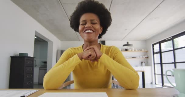 Heureuse Femme Afro Américaine Assise Table Faisant Appel Vidéo Mode — Video