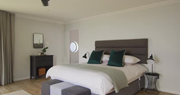 Vista Geral Quarto Luxo Com Cama Grande Mesas Noturnas Design — Vídeo de Stock