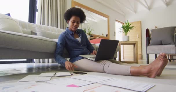 Χαρούμενη Αφροαμερικανή Που Κάθεται Στο Πάτωμα Χρησιμοποιεί Λάπτοπ Και Δουλεύει — Αρχείο Βίντεο