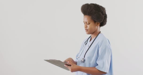 Retrato Feliz Afroamericana Doctora Mirando Cámara Sonriendo Medicina Concepto Salud — Vídeo de stock