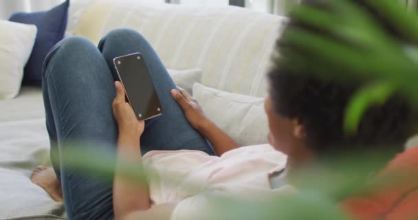 Heureuse Femme Afro Américaine Assise Sur Canapé Utilisant Smartphone Avec — Video