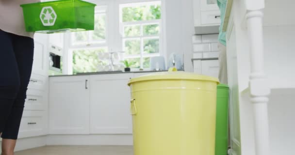 Ηλικιωμένο Ζευγάρι Που Φοράει Πουκάμισα Και Διαχωρίζει Απόβλητα Στην Κουζίνα — Αρχείο Βίντεο
