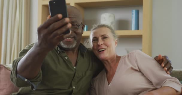 Feliz Casal Diversificado Sênior Vestindo Camisas Tirando Selfie Com Smartphone — Vídeo de Stock