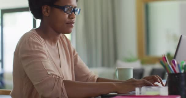 Gelukkige Afrikaans Amerikaanse Vrouw Aan Tafel Met Laptop Binnenlandse Levensstijl — Stockvideo