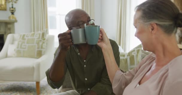 Glückliche Senioren Hemden Und Kaffeetrinken Wohnzimmer Zeit Gemeinsam Hause Verbringen — Stockvideo