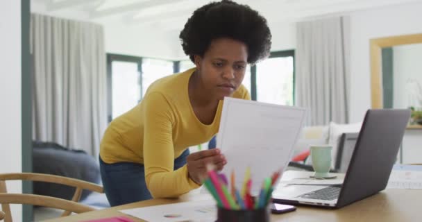 Mujer Afroamericana Feliz Sentada Mesa Usando Portátil Estilo Vida Doméstico — Vídeos de Stock