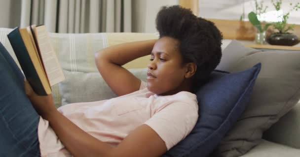 Heureuse Femme Afro Américaine Assise Sur Canapé Lisant Livre Mode — Video