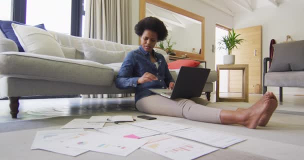Χαρούμενη Αφροαμερικανή Που Κάθεται Στο Πάτωμα Χρησιμοποιεί Λάπτοπ Και Δουλεύει — Αρχείο Βίντεο