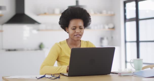 Mujer Afroamericana Feliz Sentada Mesa Usando Portátil Estilo Vida Doméstico — Vídeos de Stock