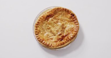 Beyaz arka planda yukarıdan görülen turta videosu. tatlı, yemek ve yemek malzemeleri konsepti.