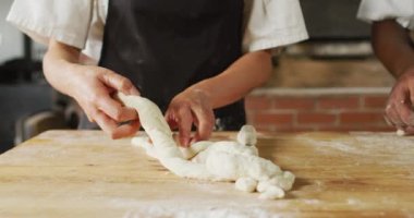 Fırında ekmek yapan çeşitli kadın ve erkek fırıncıların el animasyonları. Pastanede çalışmak, bağımsız küçük işletme.