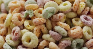 Beyaz arka planda renkli kahvaltılık gevrek videoları. Kahvaltı ve yemek malzemeleri konsepti.