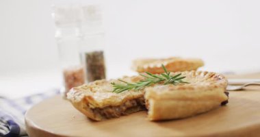 Yukarıdan görülen turta videosu ahşap arka planda. tatlı, yemek ve yemek malzemeleri konsepti.