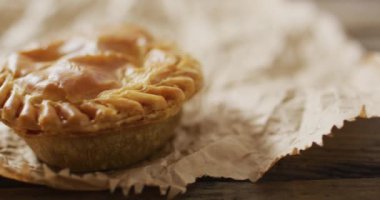 Yukarıdan görülen turta videosu ahşap arka planda. tatlı, yemek ve yemek malzemeleri konsepti.