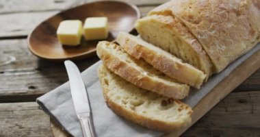 Ahşap atölyede tahta keserken çekilmiş ekmek videosu. yemek ve yemek malzemeleri konsepti.