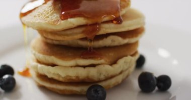 Beyaz arka planda yukarıdan görülen gözleme videosu. tatlı, yemek ve yemek malzemeleri konsepti.
