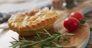 Yukarıdan görülen turta videosu ahşap arka planda. tatlı, yemek ve yemek malzemeleri konsepti.