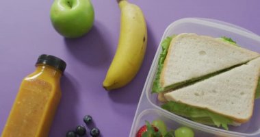 Meyve ve sebzeli sağlıklı öğle yemeği videosu. Taze vejetaryen yemeği, bitki temelli diyet, sağlıklı beslenme konsepti.