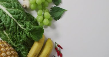 Beyaz arka planda taze meyve ve sebzelerin videosu. Taze vejetaryen yemeği, bitki temelli diyet, sağlıklı beslenme konsepti.