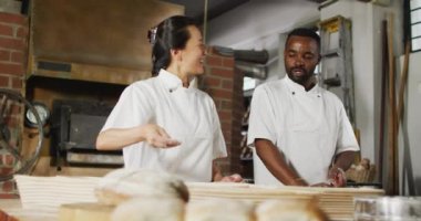 Mutlu kadın ve erkek fırıncıların hamur mayası hazırlayıp konuşmalarının animasyonu. Pastanede çalışmak, bağımsız küçük işletme.