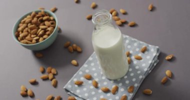 Gri arka planda bir kasede taze badem videosu. Taze vejetaryen yemeği, bitki temelli diyet, sağlıklı beslenme konsepti.