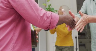 Kıdemli erkek arkadaşlarımızın orta kısımlarının el sıkışması. Emeklilik yaşam tarzı, arkadaşlarla kaliteli zaman geçirme.