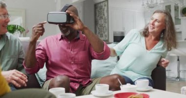 VR kulaklık takıp eğlenen mutlu kadın ve erkek arkadaş animasyonları. emeklilik yaşam tarzı, arkadaşlarla ve teknolojiyle kaliteli zaman geçirme.